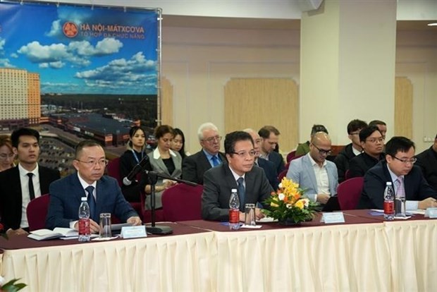 越南驻俄罗斯大使邓明魁主持研讨会。