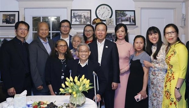 越南国家主席武文赏看望慰问旅美越侨代表范文寂一家。