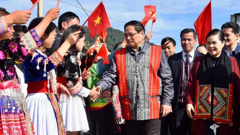 越南政府总理范明正和莱州省各民族同胞。