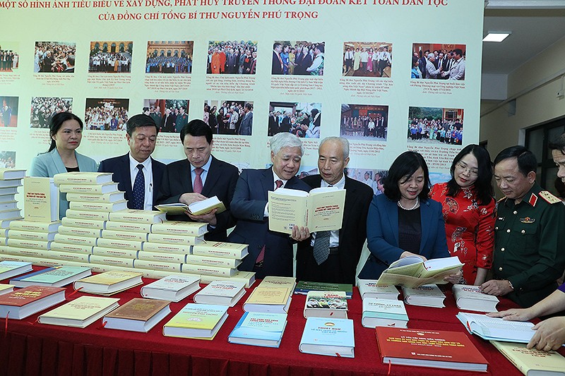 越共中央总书记阮富仲撰写《发挥全民族大团结传统，建设越南日益富强文明幸福》一书问世仪式。