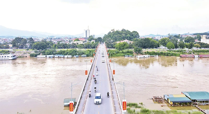 横跨泸江的农进桥。