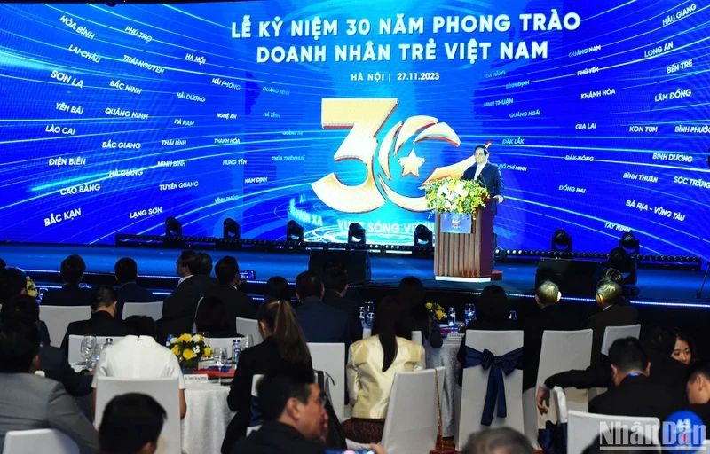 政府总理范明正在纪念活动上发表讲话。