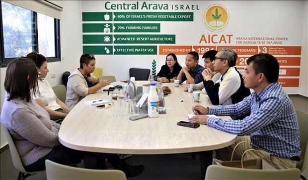 越南驻以色列大使李德忠与阿拉瓦国际农业培训中心领导代表举行座谈。