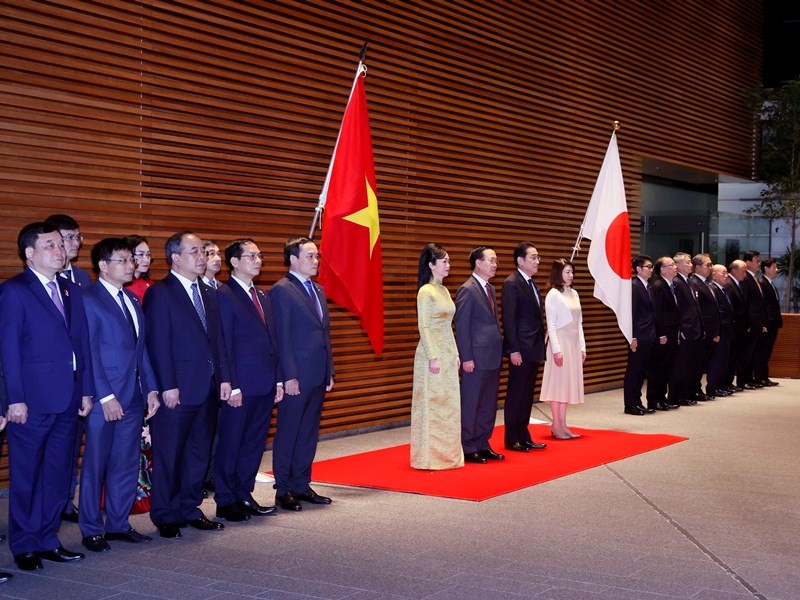 越南国家主席武文赏和夫人以及日本首相岸田文雄和夫人在欢迎仪式上。