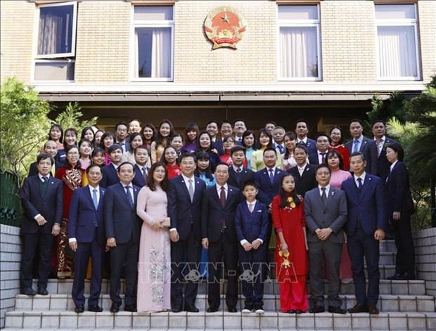 越南国家主席武文赏探访越南驻日本大使馆并会见旅日越南人代表。