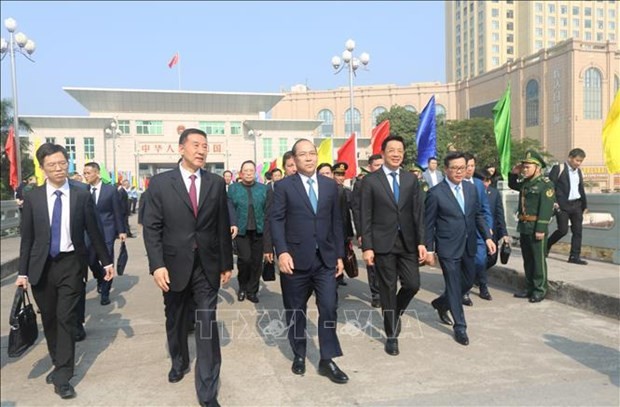 越南祖国阵线中央委员会副主席黄功始和中国全国政协副主席王勇在芒街国际口岸。