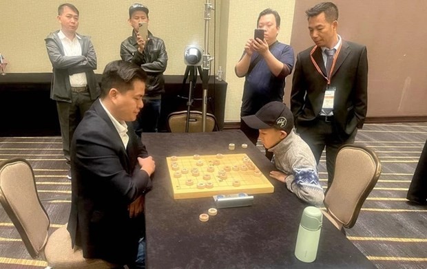 越南棋手赖李兄（左）与中国棋手袁伟豪。