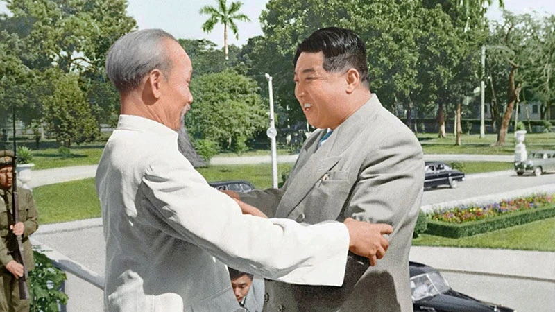 1958年11月，胡志明主席在主席府迎接金日成主席。