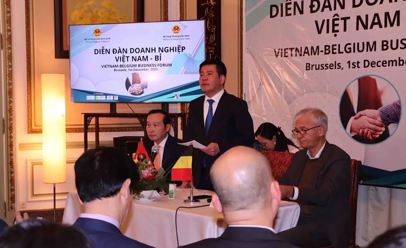 越南工贸部部长阮鸿延在论坛上发表讲话。