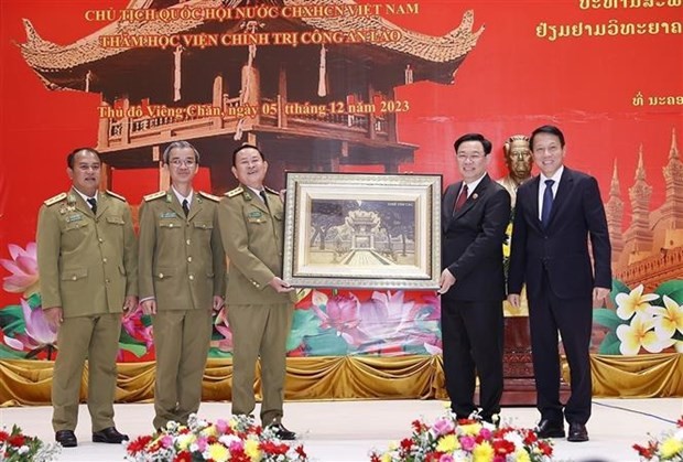 国会主席王廷惠向老挝公安政治学院赠送纪念品。