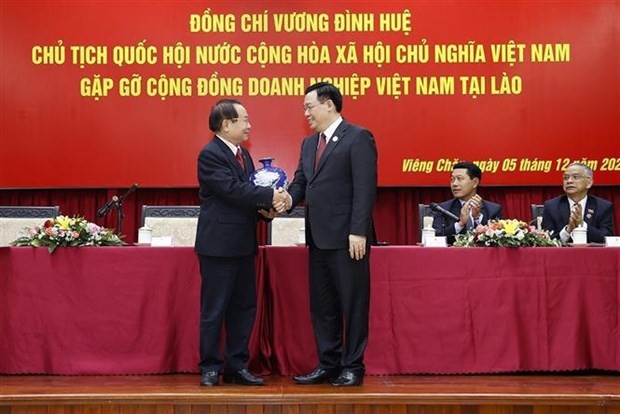 越南国会主席王廷惠会见在老越南企业代表。
