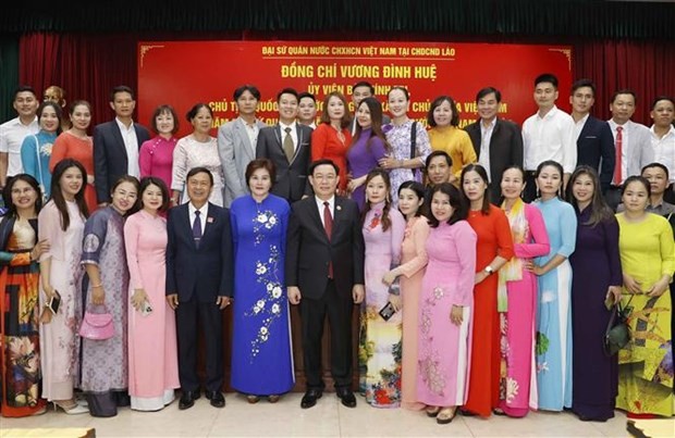 国会主席王廷惠与旅居老挝越南人代表合影。