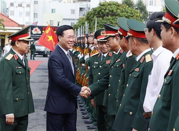 越南国家主席武文赏在第五军区调研。