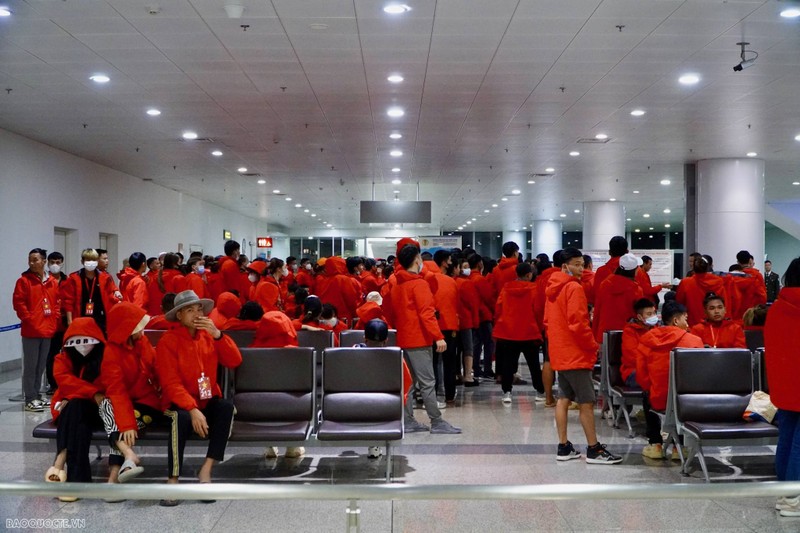 在缅甸越南公民安全到达河内内排机场。