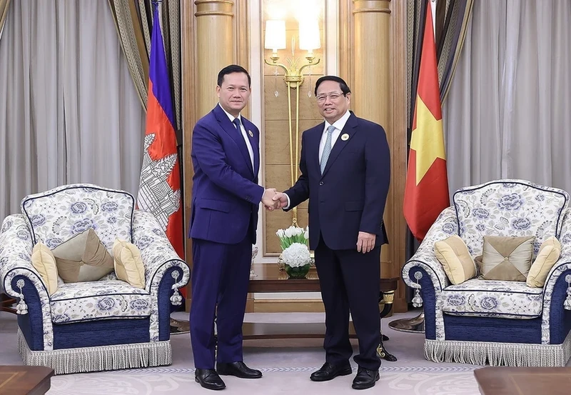 正在对沙特阿拉伯进行访问并出席东盟—海湾阿拉伯国家合作委员会峰会的越南政府总理范明正会见柬埔寨首相洪玛奈。
