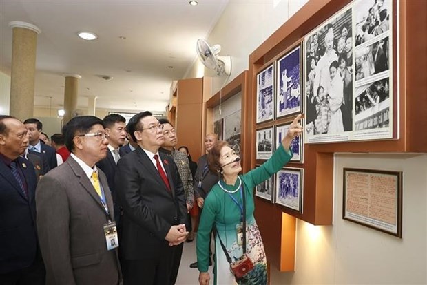 越南国会主席一行已探访了乌隆府胡志明主席遗迹区。