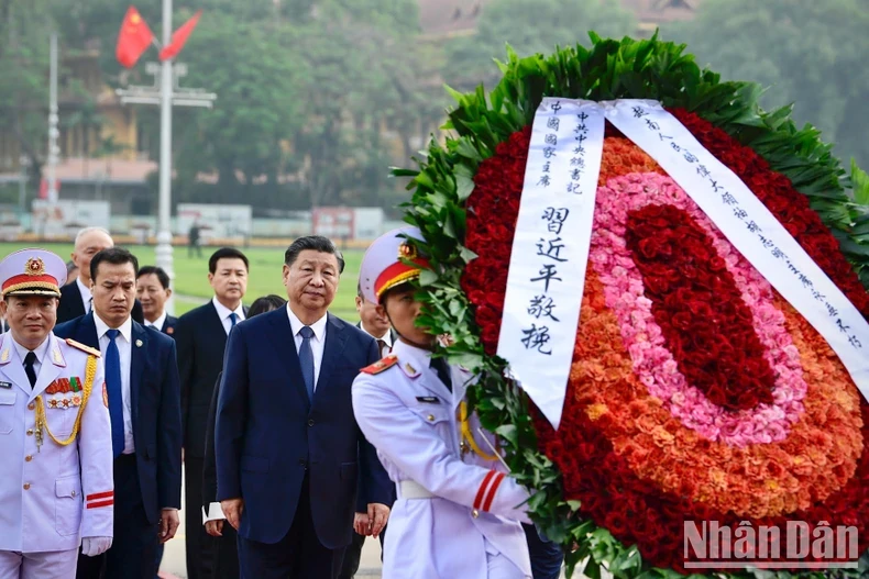 中共中央总书记、中国国家主席习近平率中国高级代表团入陵瞻仰胡志明主席遗容。