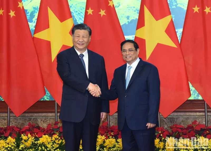 越南政府总理范明正与见中共中央总书记、中国国家主席习近平。（陈海 摄）