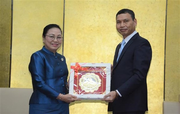 老挝驻越南大使坎葆·恩塔万向岘港市人民委员会常务副主席胡崎明送上纪念品。