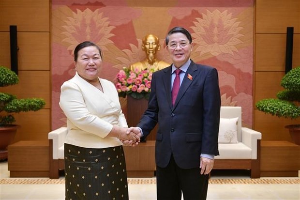 越南国会副主席阮德海与老挝万象市人民议会副主席Lamphoy Siakkhachanh。