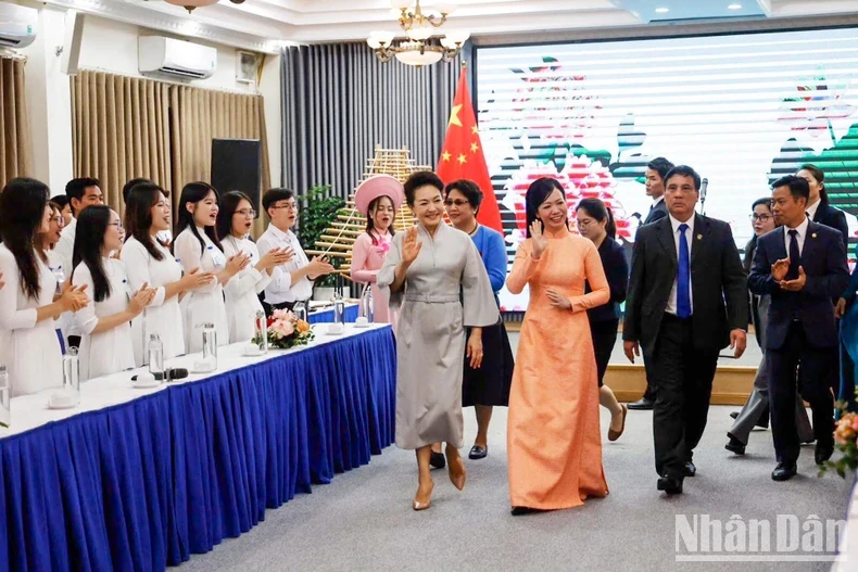 越南国家主席夫人潘氏清心和中共中央总书记、中国国家主席夫人彭丽媛与河内国家大学学生交流 。（如意、维玲 摄）