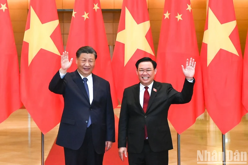 越南国会主席王廷惠与中共中央总书记、中国国家主席习近平。（维玲 摄）