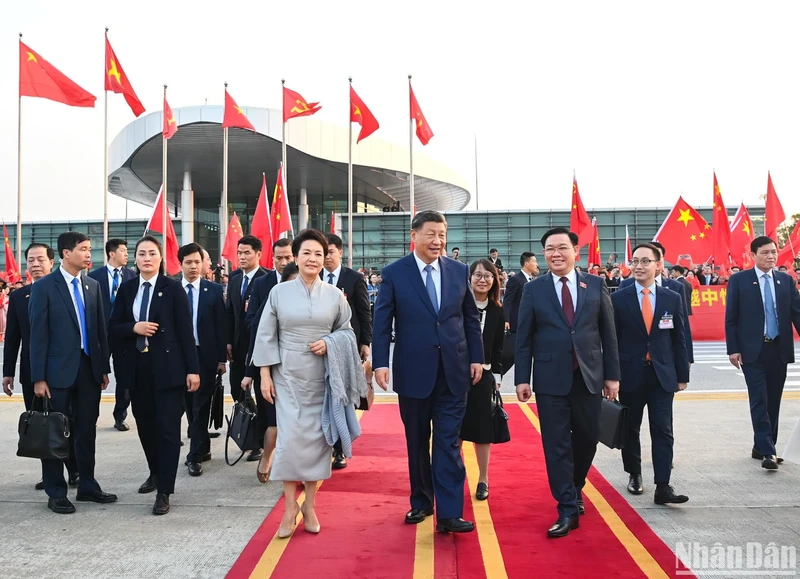 越南国会主席王廷惠到内排国际机场送行中共中央总书记、中国国家主席习近平和夫人。