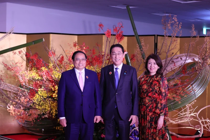 日本首相岸田文雄和夫人欢迎范明正总理出席庆祝东盟-日本关系50周年亮灯仪式。（图片来源：VGP）