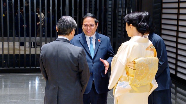 越南政府总理范明正会见日本天皇和皇后。