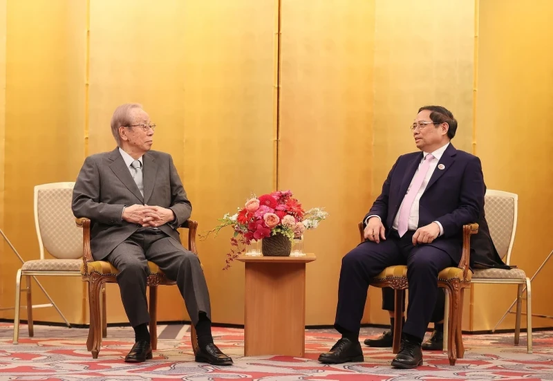 越南政府总理范明正会见日本前首相福田康夫。（图片来源：越通社）