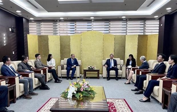 哈萨克斯坦驻越南大使卡纳特·图梅什与岘港市人民委员会领导举行工作会议。