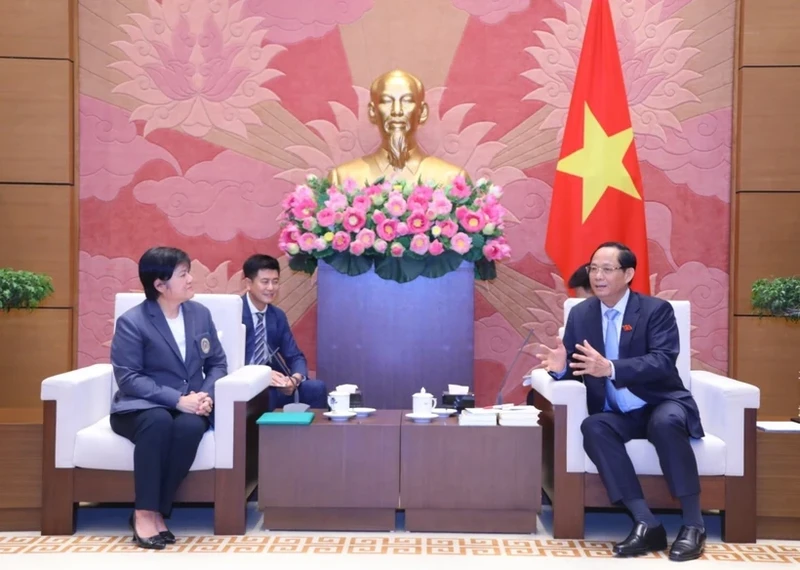 越南国会副主席陈光方会见了乌隆他尼皇家大学校长Kanisara Thanasunthornsakul。