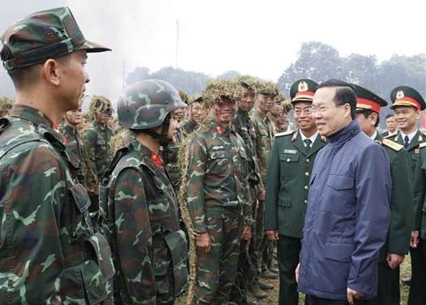 国家主席武文赏视察特种部队战备情况。