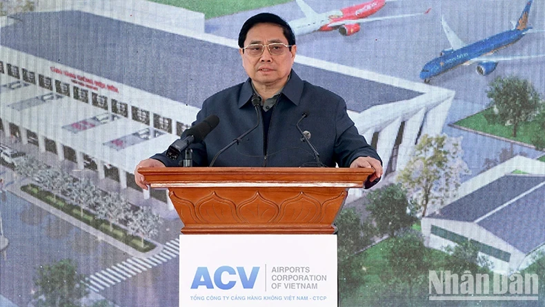 越南政府总理范明正在竣工仪式上发表讲话。