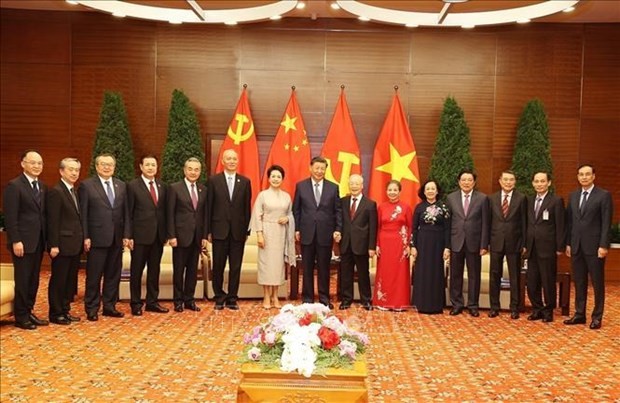 越共中央总书记阮富仲和夫人与中共中央总书记、中国国家主席习近平和夫人以及双边代表合影。