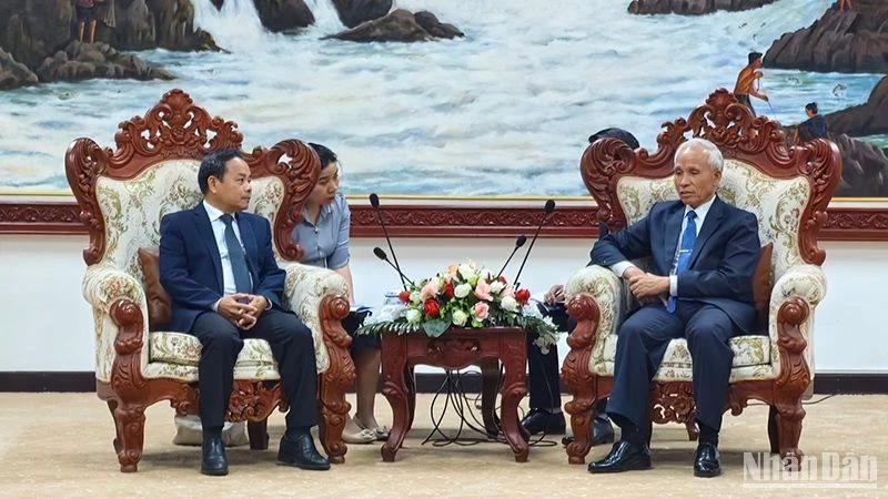 越南《人民报》社副总编辑丁如欢礼节性拜会老挝人民革命党中央宣训部部长坎潘·佩亚翁。（海进 摄）