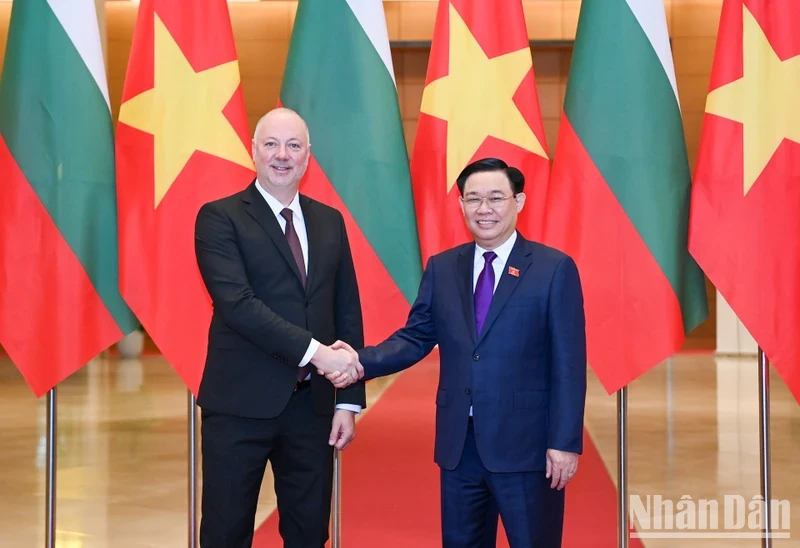 越南国会主席王廷惠与保加利亚议会议长耶利亚兹科夫。（维玲 摄）