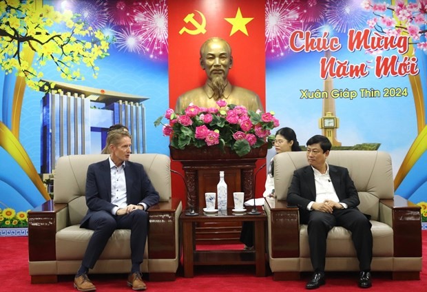 平阳省人民委员会主席武文明与乐高集团副总裁兼越南区副总经理普雷本·埃尔内夫举行工作会谈。