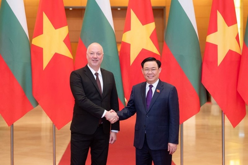越南国会主席王廷惠与保加利亚国民议会议长耶利亚兹科夫。