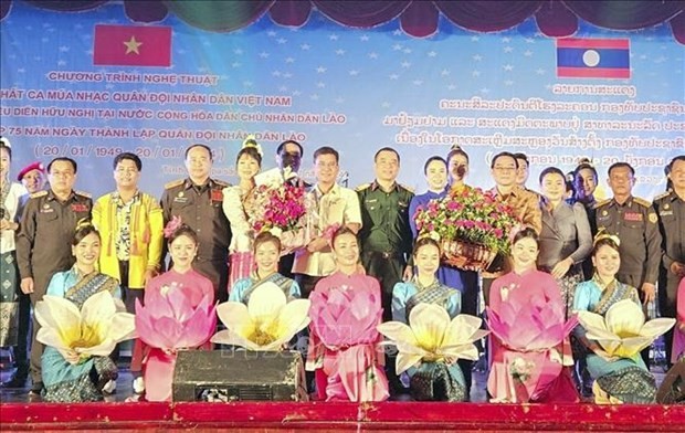 越南驻巴色总领事馆举行庆祝老挝人民军成立75周年文艺演出活动。（图片来源：越通社）