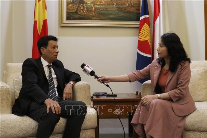 越南驻印尼大使谢文聪就此访相关内容接受越通社驻雅加达记者的采访。（图片来源：越通社）