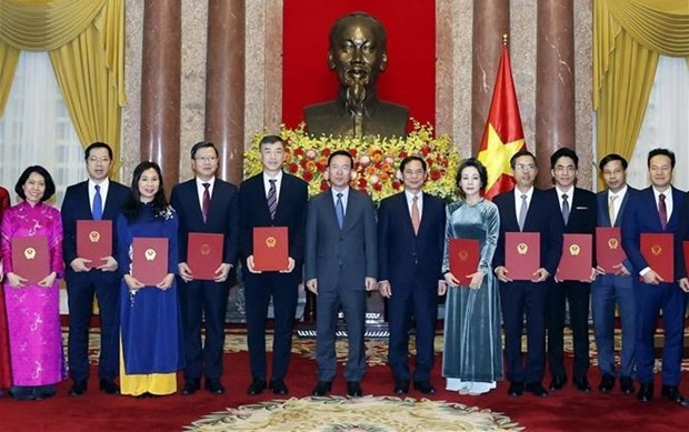 国家主席武文赏向越南新任驻外大使颁发任命书。