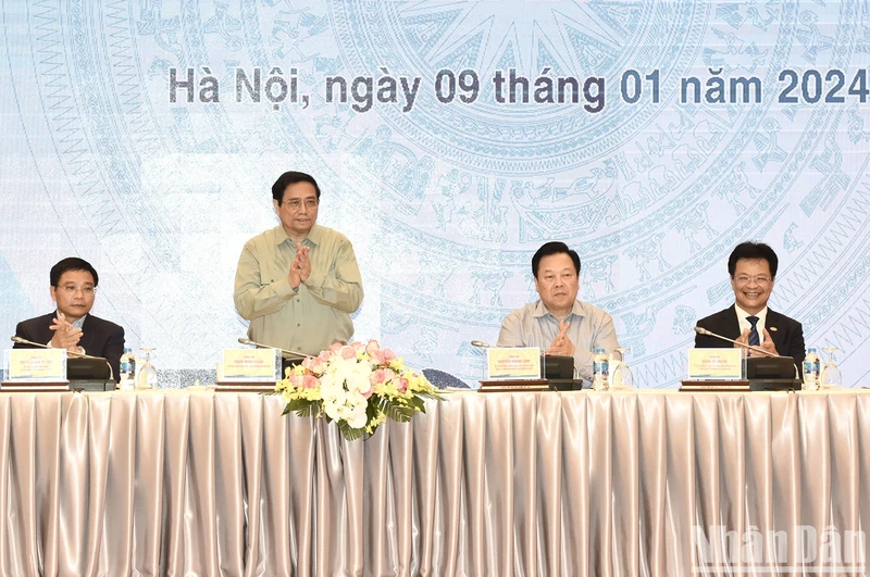 政府总理范明正出席越南铁路总公司2024年任务部署会议。（陈海 摄）