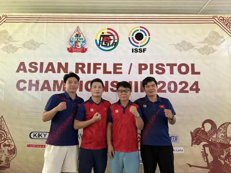 在2024年亚洲射击锦标赛夺得团体银牌的越南射击运动员和教练。