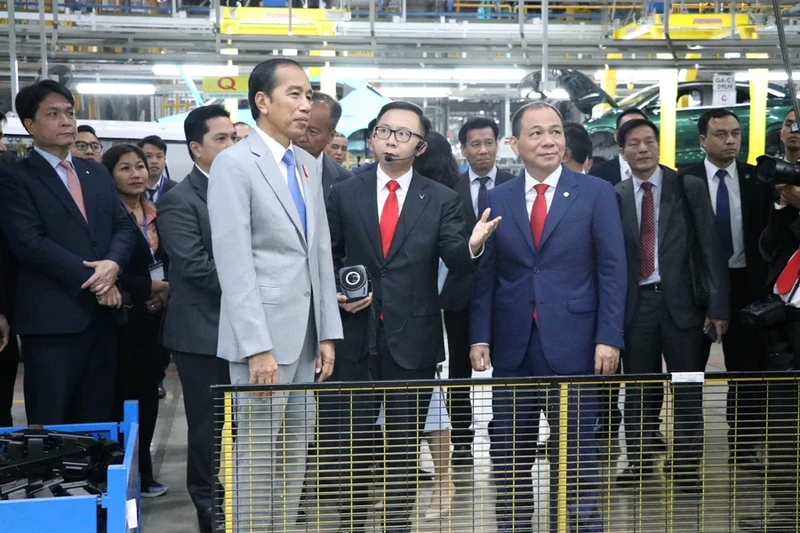 印度尼西亚总统佐科·维多多参观了位于海防市的VinFast汽车和电动摩托车制造厂。