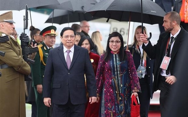 越南政府总理范明正抵达首都布达佩斯 开始对匈牙利进行正式访问。