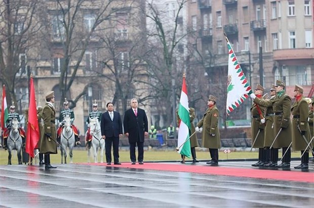 匈牙利总理欧尔班·维克托主持仪式欢迎越南政府总理范明正访匈。