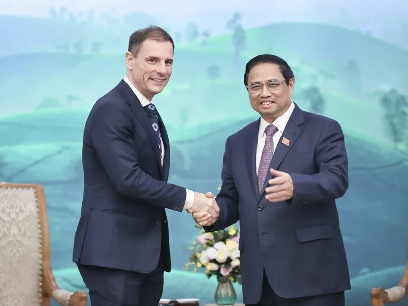 越南政府总理范明正会见匈牙利司法部长图森·本斯。