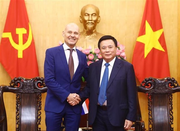 胡志明国家政治学院院长阮春胜会见荷兰王国驻越南大使基斯·范巴尔。