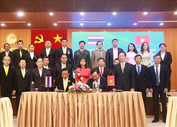 越南广治省与泰国乌汶府建立友好关系谅解备忘录签字仪式场景。